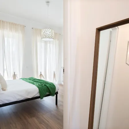 Sunny New Renovated With Balcony Metro A Apartment