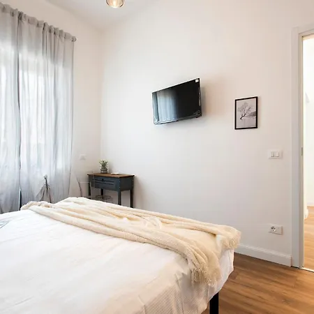 Apartment Sunny New Renovated With Balcony Metro A