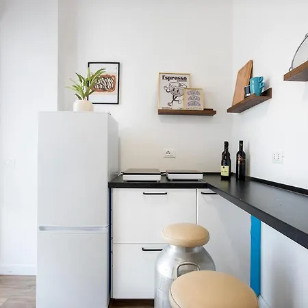 Apartment Sunny New Renovated With Balcony Metro A