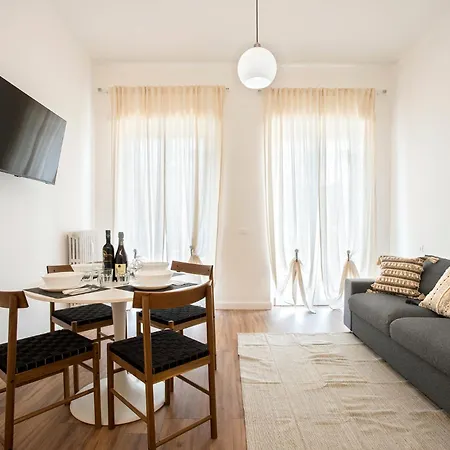 Sunny New Renovated With Balcony Metro A