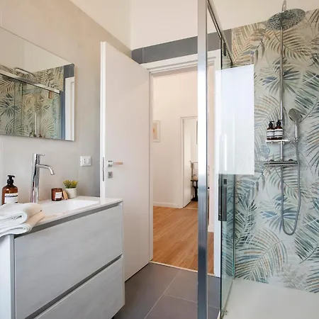 Sunny New Renovated With Balcony Metro A