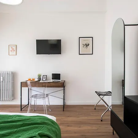 Sunny New Renovated With Balcony Metro A Apartment *