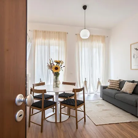Sunny New Renovated With Balcony Metro A Apartment