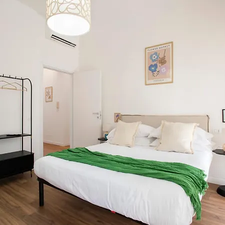 Sunny New Renovated With Balcony Metro A Apartment
