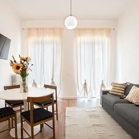 Apartment Sunny New Renovated With Balcony Metro A
