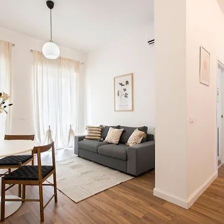 Sunny New Renovated With Balcony Metro A *