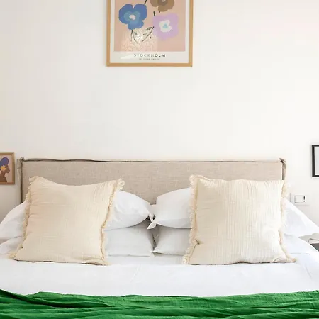아파트 Sunny New Renovated With Balcony Metro A *