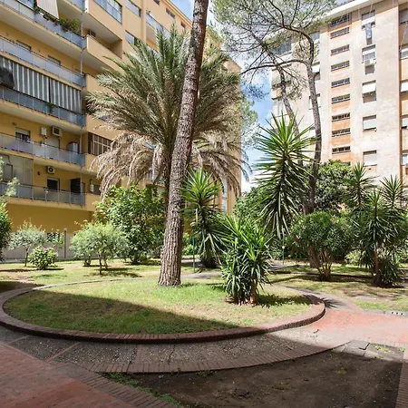 Sunny New Renovated With Balcony Metro A 아파트