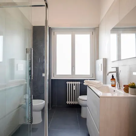Sunny New Renovated With Balcony Metro A 아파트 *