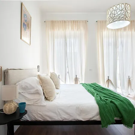 Sunny New Renovated With Balcony Metro A 로마